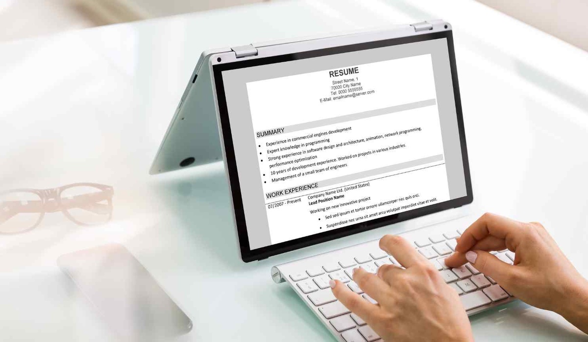 Comment adapter son CV à une offre d’emploi pour attirer les recruteurs