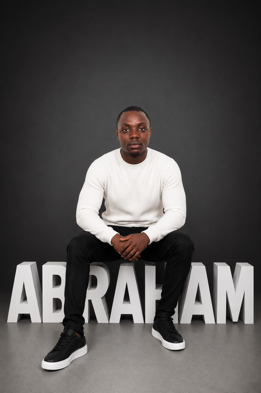 Profil candidat Togba Yves Abraham Junior - Aisance orale, bonne maîtrise des techniques d'animation d'émission, connaissances des techniques de prise de vue et de montage vidéo